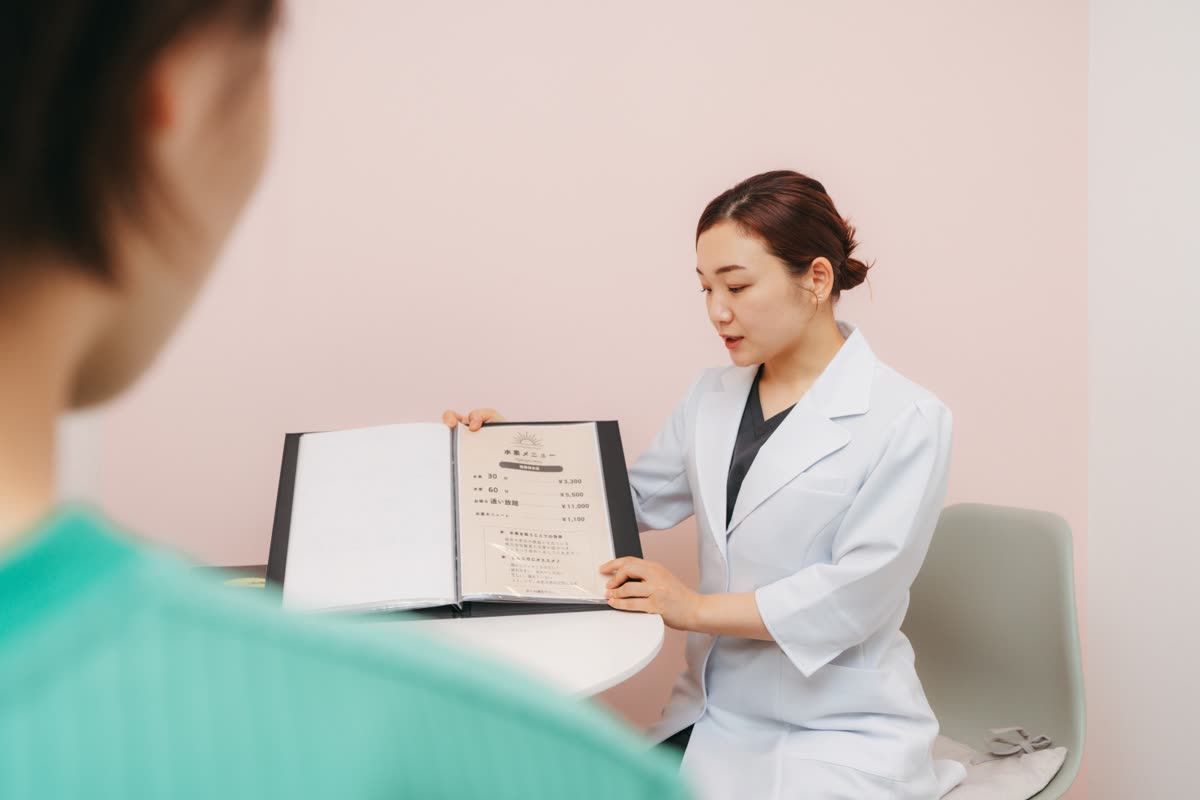 施術後にご説明する様子